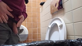Писание в общественном туалете