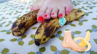 Esmagando sua banana com meus pés FETICHE PORNO DE COMIDA ASMR