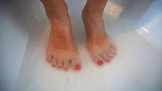 MOJARME Lavando mis pies en el tubo del baño después del sexo
