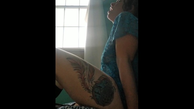 LilMissNik мастурбирует в шкафу (Полное видео на моем onlyfans)