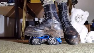 Esmagamento de toycar com botas plataforma Doc Martens (Trailer)