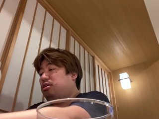 おでんを食べる男。