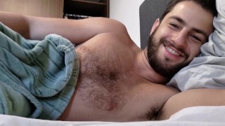 Compañero de cuarto hetero te invita a la cama para una siesta - semental de pecho peludo - polla sin cortar - macho alfa