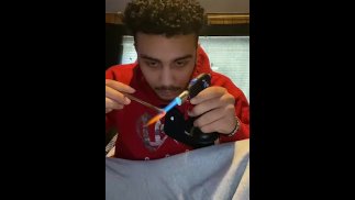 Нажатие на мазок во время прослушивания музыки.