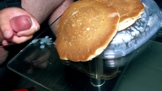 Vuoi che mi sborri sui tuoi pancake? Ok!