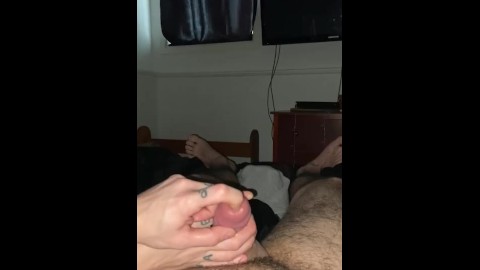 Snelle handjob met een beetje post-orgasme plezier!