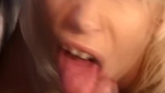 Жена-блондинка-свингер горячая и возбужденная во время секса