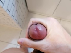 とてもムラムラしてたので洗面台で気持ち良く射精　パイパンおちんちん　日本人大学生オナニー - Screenshot 6 of 16 - Japanese