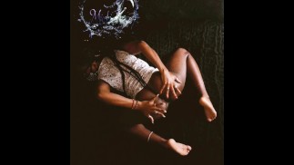 Fem Jungfrau spielt auf dem Bett herum (neuer Blickwinkel)