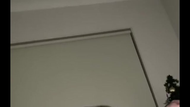 Катаюсь в своей новой юбке на папе