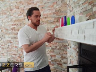 Brazzers - Lucky Mailman Fucks Katy Jayne's Ass On The Massage Table & Shoots His Load On Her Face screenshot number 2