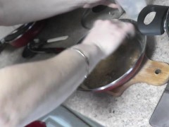 Кухня нудистов . Голая мамочка Милф готовит луковый суп с коньяком и вином . Пися Попа Сиськи. Чулки - Screenshot 10 of 16 - Home Nudist