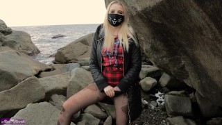 Tiener dame in een plaid rok masturbeert poesje naar openbaar buiten in de buurt van de zee | Echt vrouwelijk orgasme