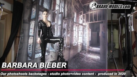 421-Backstage Photoshoot Barbara Bieber - Latex cosplay