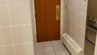 Ungezogenes Mädchen Schleicht Sich Ins Urinal Eines Mannes Video - Seksohub