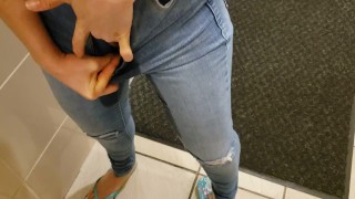 Ungezogenes Mädchen Schleicht Sich Ins Urinal Eines Mannes Video - Seksohub