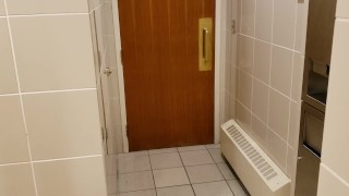 Ungezogenes Mädchen Schleicht Sich Ins Urinal Eines Mannes Video - Seksohub
