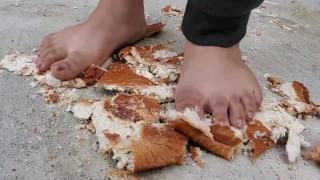 Stampen en springen op een beschimmeld brood