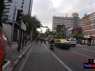 タイのバンコクで一日を過ごした後、セックスをしているアマチュアティーンカップル