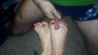 Весело провожу время с ногами моей подруги. Я люблю трахать ее сексуальные пальцы ног.