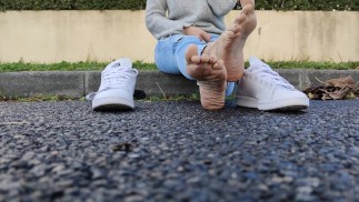 Откровенная девушка фетиш игры в обувь