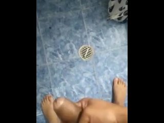 Español se masturba en el baño