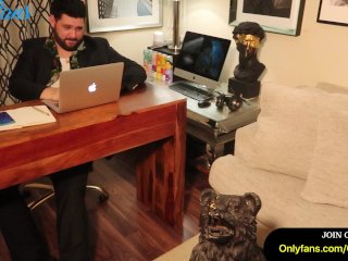 Realtor fucks his client before he moves in