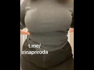 Огромные сиськи вываливаются выпрыгнули из кофты