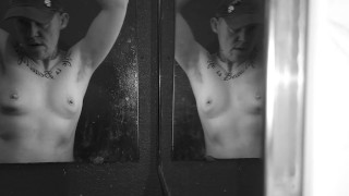 Striptease de espelho de homem trans, Nipple Play, caseiro, Texas Bad Boy