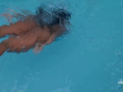 Video Loirinha visita amiga para curtir o fds e acabam transando gostoso na beira da piscina
