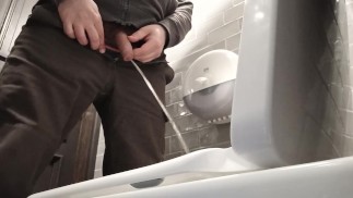  Caméra de toilette. Pisser dans les toilettes publiques