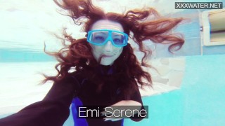 Underwater Show Emi Serene 的热水下游泳池自慰