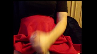 travestiet masturbeert en komt klaar in rode rok