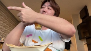 Der Mann, der Takoyaki isst
