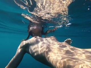 Голая русалка позволила мне поплавать с ней а я заснял ее на видео