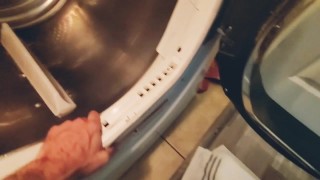 Guy se queda atascado en la secadora, ¡ayúdalo hasta que SE CORRE GRATIS!