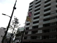 金沢の街をブラブラと歩く男