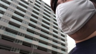 Un hombre caminando por las calles de Kanazawa.