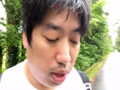 の話しをする男