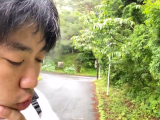 の話しをする男