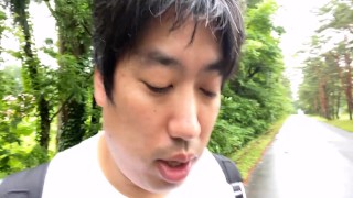 Un uomo che parla di TikTok a Naruko Onsen