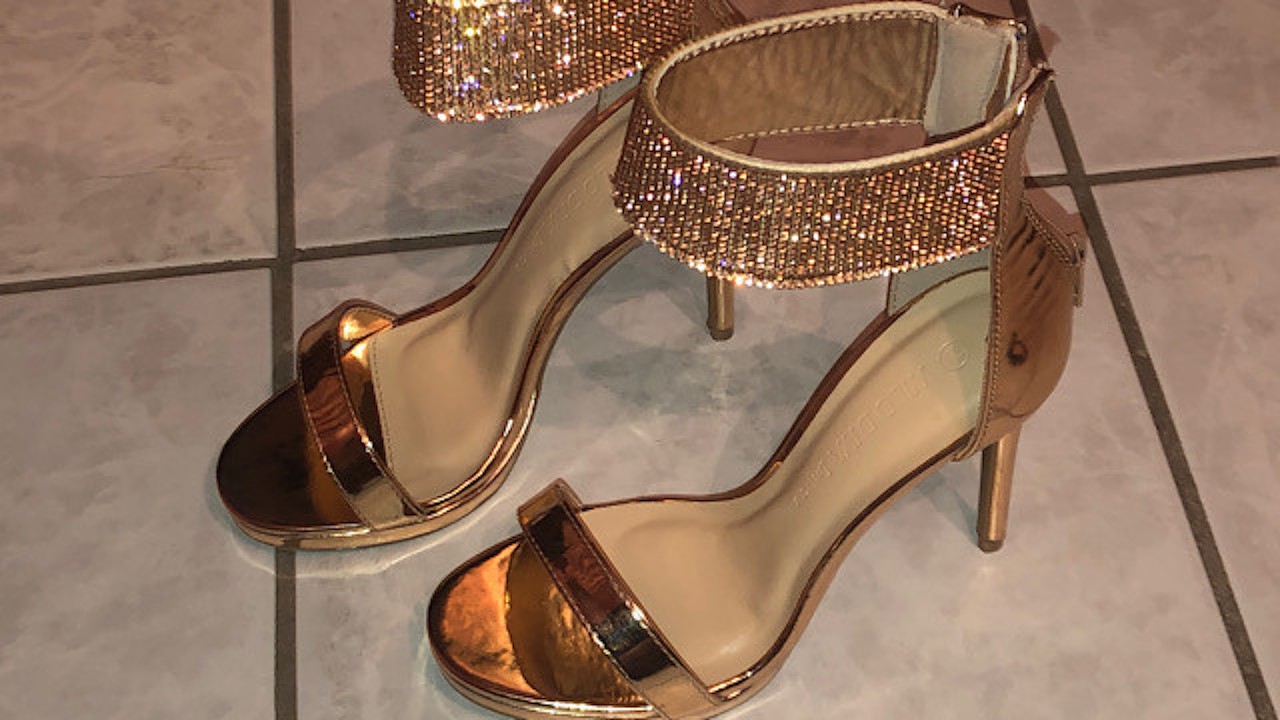 Peep toes dorados