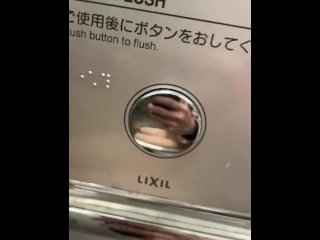 公衆トイレであそこを弄る高校生