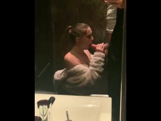 Garota Goregous Engasgando com Pau Gigante Em Um Grande Banheiro Público