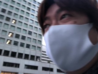 普通の日本人が出社する様子です。