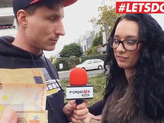 BumsBus - Lilly Foxx Deutsch Abgeholt Für Dampfenden Auto-Sex Aus Nächster Nähe - LETSDOEIT