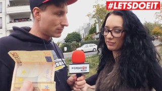 BumsBus - Lilly Foxx Deutsch abgeholt Für dampfenden Auto-Sex aus nächster Nähe - LETSDOEIT