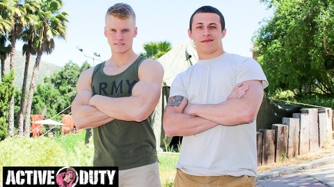 Jocks militares Blake Effortley y Brad Hayes chanclas a pelo - ActiveDuty