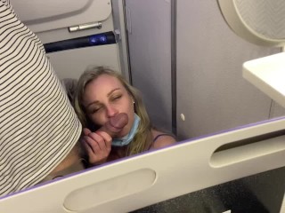 飛行機の中で、私はトイレで夫に従って性交をします&彼は離陸する前に私の口の中で絶頂します!