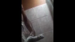 Masturbation in the bathroom / Masturbacion en el baño 